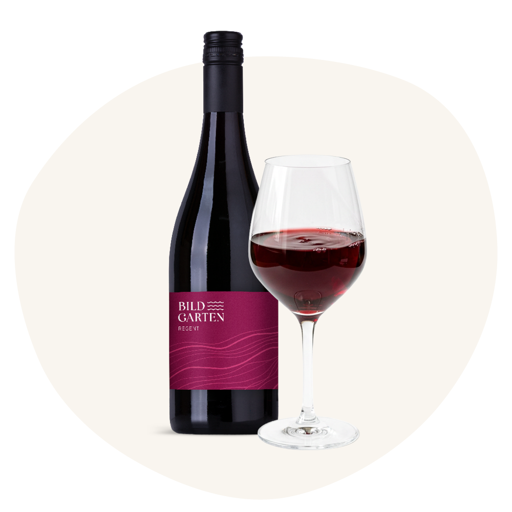 Flasche Rotwein mit gefülltem Weinglas